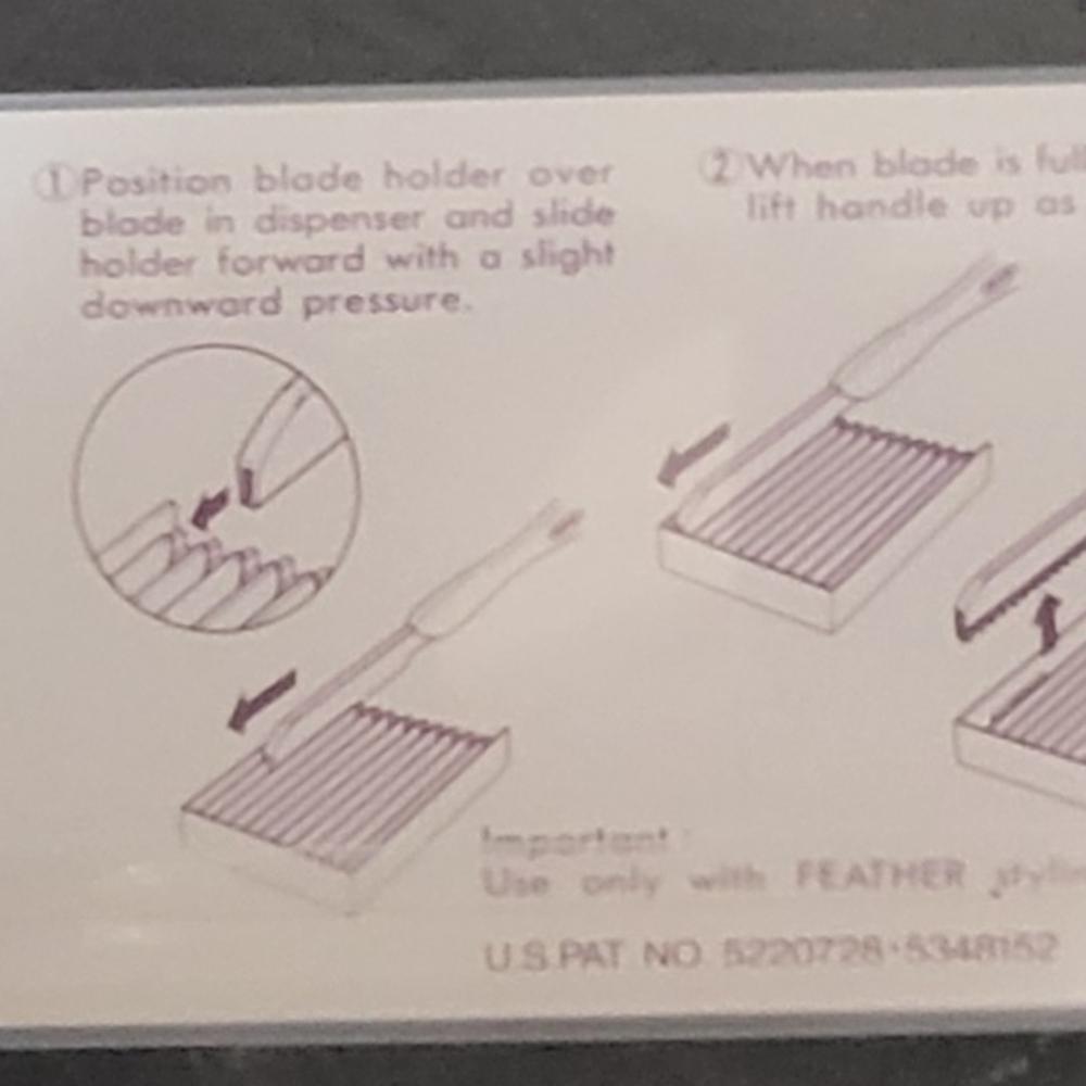 Feather Detail Styling Razor - Picture 4 of 6